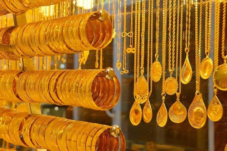 الذهب بيفرح العرسان.. انخفاض مفاجئ في سعر الذهب اليوم الإثنين 12 فبراير 2024 في جميع محلات الذهب